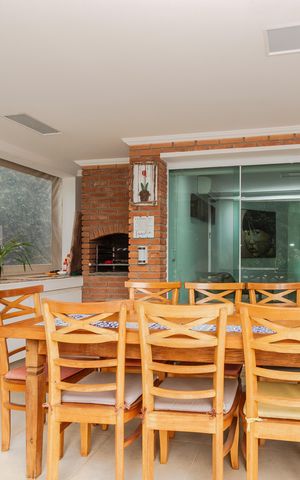Casa à venda com 250m², 5 quartos e 3 vagas Casa à venda com 250m², 5 quartos e 3 vagasVaranda da Sala de TV