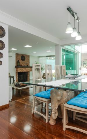 Casa à venda com 250m², 5 quartos e 3 vagas Casa à venda com 250m², 5 quartos e 3 vagasSala de Jantar