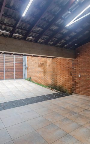 Casa à venda com 250m², 5 quartos e 3 vagas Casa à venda com 250m², 5 quartos e 3 vagasGaragem