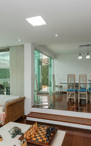 Casa à venda com 250m², 5 quartos e 3 vagas Casa à venda com 250m², 5 quartos e 3 vagasSala