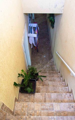 Casa à venda com 320m², 4 quartos e 2 vagasEscada