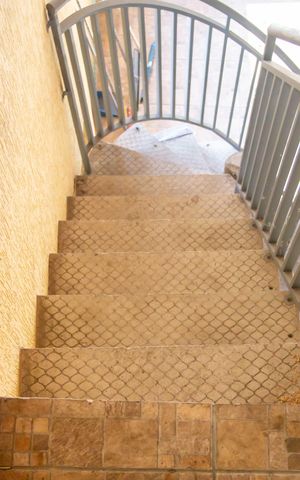 Casa à venda com 320m², 4 quartos e 2 vagasEscada