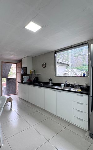 Casa à venda com 200m², 3 quartos e 1 vaga Casa à venda com 200m², 3 quartos e 1 vagaCozinha e Área de Serviço