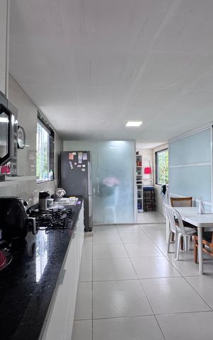 Casa à venda com 200m², 3 quartos e 1 vaga Casa à venda com 200m², 3 quartos e 1 vagaCozinha e Área de Serviço