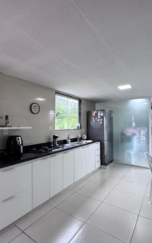 Casa à venda com 200m², 3 quartos e 1 vaga Casa à venda com 200m², 3 quartos e 1 vagaCozinha e Área de Serviço