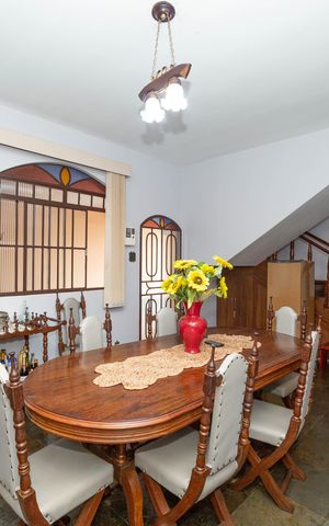 Casa à venda com 360m², 4 quartos e 5 vagas Casa à venda com 360m², 4 quartos e 5 vagasSALA
