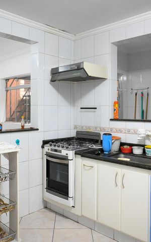 Casa à venda com 92m², 4 quartos e 2 vagas Casa à venda com 92m², 4 quartos e 2 vagasCozinha