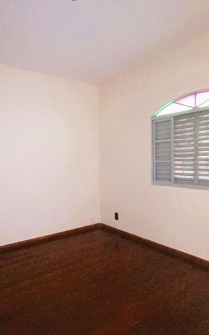 Casa à venda com 378m², 4 quartos e 2 vagas