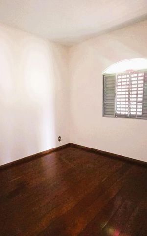 Casa à venda com 378m², 4 quartos e 2 vagas