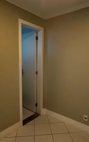 Apartamento à venda com 180m², 3 quartos e 2 vagas Apartamento à venda com 180m², 3 quartos e 2 vagasQuarto de Serviço