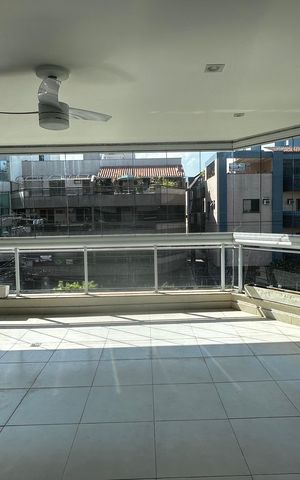 Apartamento à venda com 180m², 3 quartos e 2 vagas Apartamento à venda com 180m², 3 quartos e 2 vagasVaranda