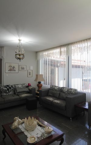 Casa à venda com 406m², 4 quartos e 3 vagasSala