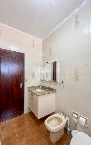 Casa à venda com 300m², 3 quartos e 2 vagas Casa à venda com 300m², 3 quartos e 2 vagasBanheiro