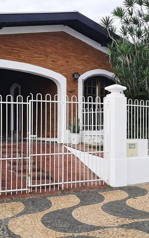 Casa à venda com 155m², 3 quartos e 2 vagas Casa à venda com 155m², 3 quartos e 2 vagasFachada