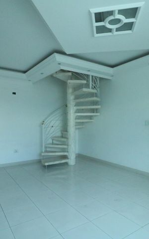 Casa à venda com 343m², 3 quartos e 2 vagas Casa à venda com 343m², 3 quartos e 2 vagasSala