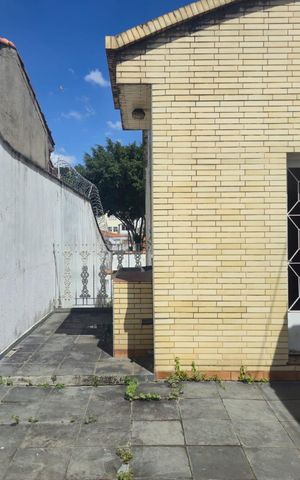 Casa à venda com 218m², 4 quartos e 5 vagas Casa à venda com 218m², 4 quartos e 5 vagasQuintal Frente