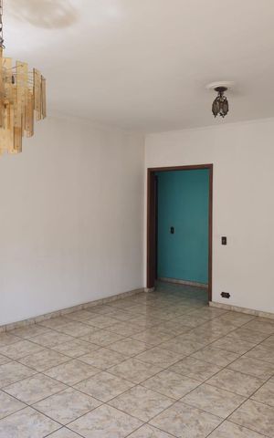Casa à venda com 218m², 4 quartos e 5 vagas Casa à venda com 218m², 4 quartos e 5 vagasSala