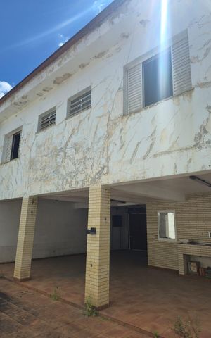 Casa à venda com 218m², 4 quartos e 5 vagas Casa à venda com 218m², 4 quartos e 5 vagasGaragem e Quintal Fundos