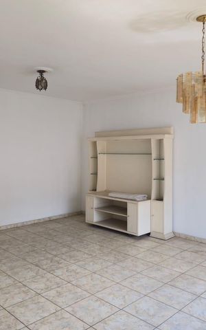 Casa à venda com 218m², 4 quartos e 5 vagas Casa à venda com 218m², 4 quartos e 5 vagasSala