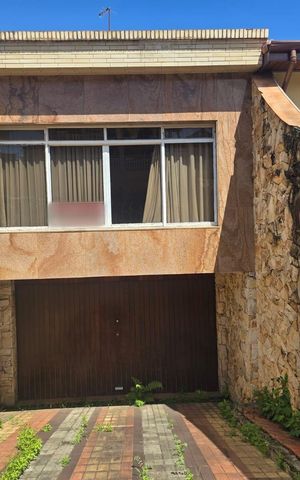Casa à venda com 218m², 4 quartos e 5 vagas Casa à venda com 218m², 4 quartos e 5 vagasFrente entrada social e garagem