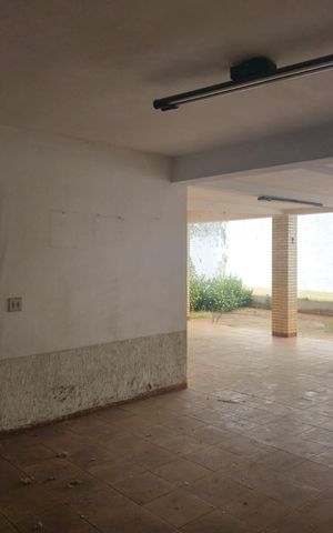 Casa à venda com 218m², 4 quartos e 5 vagas Casa à venda com 218m², 4 quartos e 5 vagasGaragem e Quintal Fundos