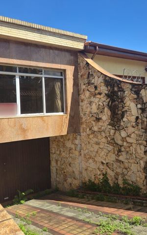 Casa à venda com 218m², 4 quartos e 5 vagas Casa à venda com 218m², 4 quartos e 5 vagasFrente entrada social e garagem