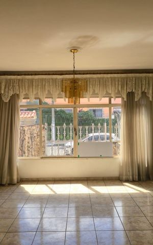 Casa à venda com 218m², 4 quartos e 5 vagas Casa à venda com 218m², 4 quartos e 5 vagasSala