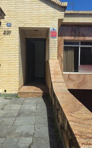 Casa à venda com 218m², 4 quartos e 5 vagas Casa à venda com 218m², 4 quartos e 5 vagasFrente entrada social e garagem