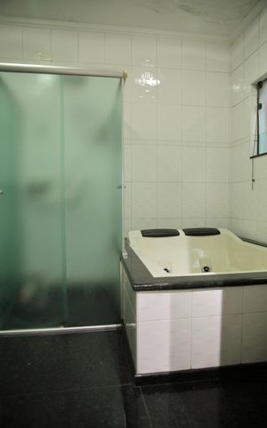 Casa à venda com 200m², 2 quartos e 2 vagasBanheiro da Suíte 1 