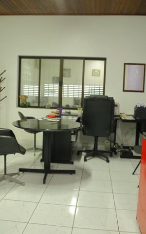 Casa à venda com 200m², 2 quartos e 2 vagasSuíte 2 /Escritório 