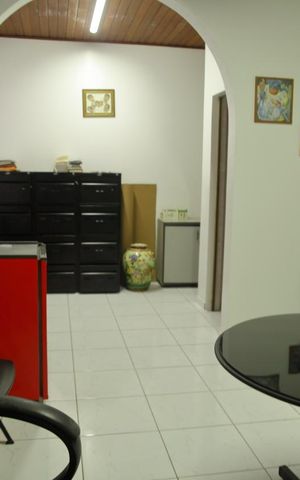 Casa à venda com 200m², 2 quartos e 2 vagasSuíte 2 /Escritório 