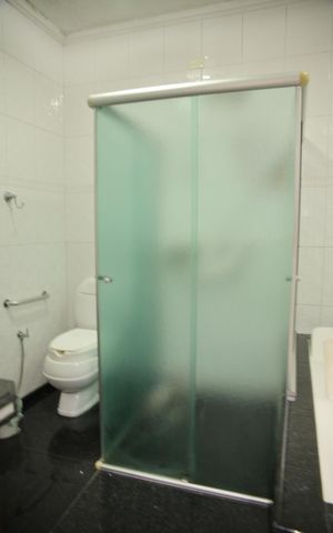 Casa à venda com 200m², 2 quartos e 2 vagasBanheiro da Suíte 1 