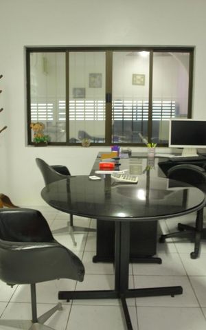 Casa à venda com 200m², 2 quartos e 2 vagasSuíte 2 /Escritório 