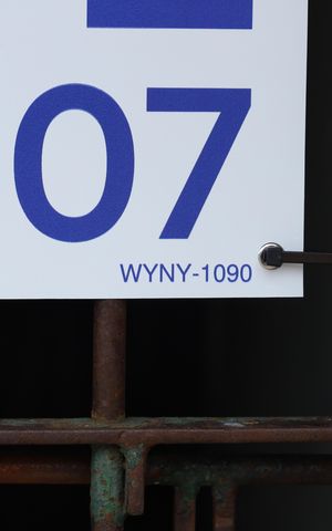 Casa à venda com 250m², 2 quartos e sem vagaPlaca instalada no portão do imóvel - Código da placa: WYNY-1090