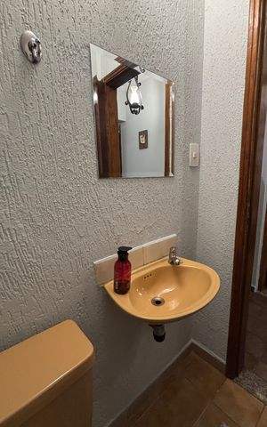 Casa à venda com 240m², 3 quartos e 2 vagas Casa à venda com 240m², 3 quartos e 2 vagasLavabo