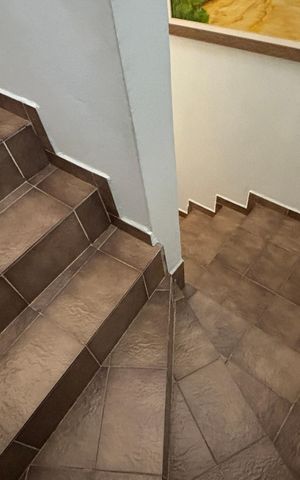 Casa à venda com 240m², 3 quartos e 2 vagas Casa à venda com 240m², 3 quartos e 2 vagasEscada