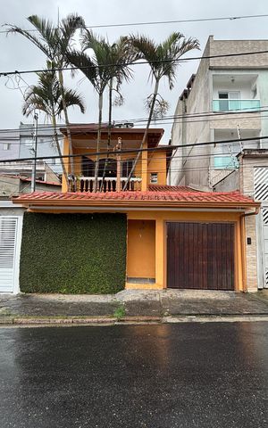 Casa à venda com 240m², 3 quartos e 2 vagas Casa à venda com 240m², 3 quartos e 2 vagasFachada