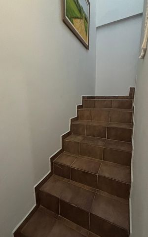 Casa à venda com 240m², 3 quartos e 2 vagas Casa à venda com 240m², 3 quartos e 2 vagasEscada