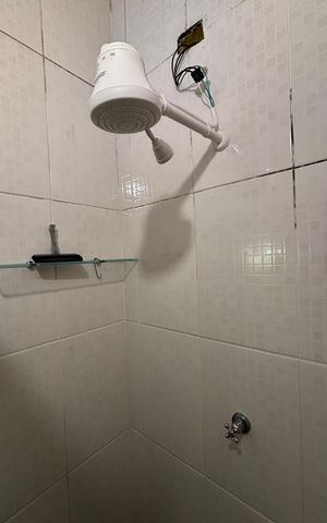 Casa à venda com 240m², 3 quartos e 2 vagas Casa à venda com 240m², 3 quartos e 2 vagasEdícula - Banheiro