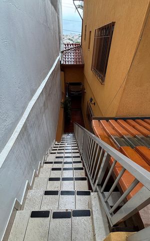 Casa à venda com 240m², 3 quartos e 2 vagas Casa à venda com 240m², 3 quartos e 2 vagasEscada