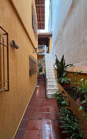 Casa à venda com 240m², 3 quartos e 2 vagas Casa à venda com 240m², 3 quartos e 2 vagasEscada