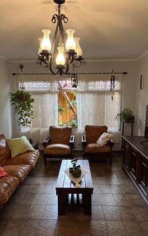 Casa à venda com 240m², 3 quartos e 2 vagas Casa à venda com 240m², 3 quartos e 2 vagasSala