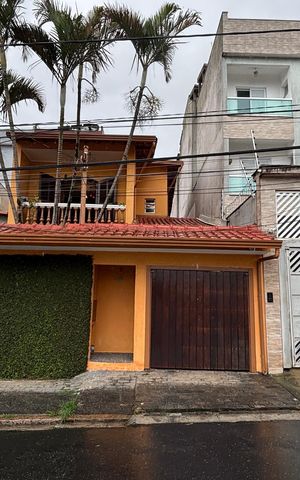 Casa à venda com 240m², 3 quartos e 2 vagas Casa à venda com 240m², 3 quartos e 2 vagasFachada