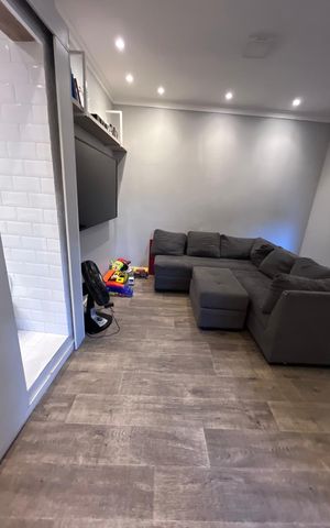 Casa à venda com 115m², 3 quartos e sem vaga Casa à venda com 115m², 3 quartos e sem vagaSala