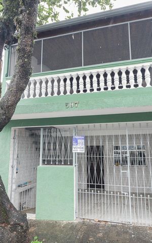 Casa à venda com 160m², 2 quartos e 1 vaga Casa à venda com 160m², 2 quartos e 1 vagaFachada