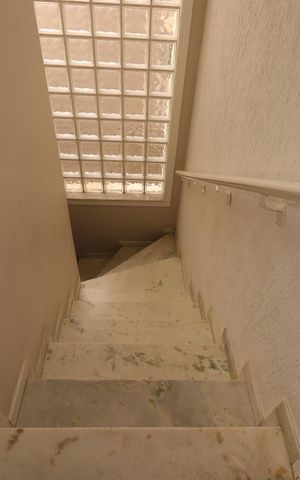 Casa à venda com 230m², 3 quartos e 3 vagasEscada