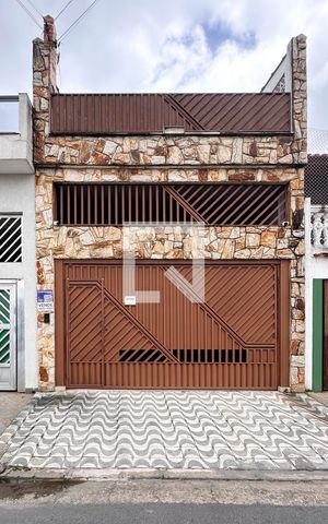 Casa à venda com 187m², 3 quartos e 2 vagas Casa à venda com 187m², 3 quartos e 2 vagasFachada