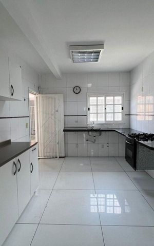 Casa à venda com 142m², 2 quartos e 3 vagas Casa à venda com 142m², 2 quartos e 3 vagasCozinha