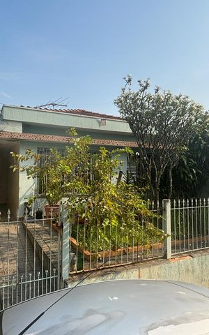 Casa à venda com 220m², 3 quartos e 2 vagas Casa à venda com 220m², 3 quartos e 2 vagasFachada