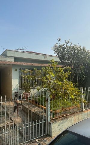 Casa à venda com 220m², 3 quartos e 2 vagas Casa à venda com 220m², 3 quartos e 2 vagasFachada